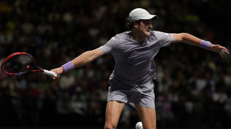 João Fonseca venceu Denis Shapovalov na estreia em Paris