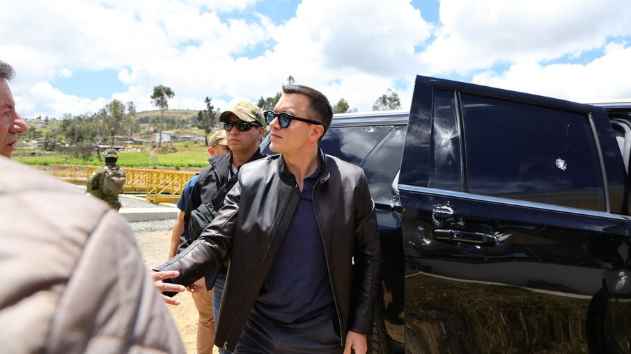 Presidente Daniel Noboa deixa o carro presidencial com sinais de tiros e pedras após ataque em Cañar Presidente Daniel Noboa deixa o carro presidencial com sinais de tiros e pedras após ataque em Cañar