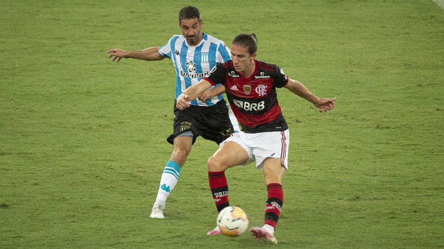 Filipe Luís e Lisandro López durante o encontro entre Flamengo e Racing, em 2020 Filipe Luís e Lisandro López durante o encontro entre Flamengo e Racing, em 2020