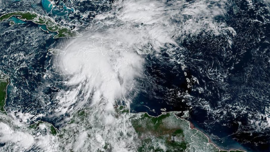 De acordo com o NHC, Melissa se move lentamente para o oeste-noroeste De acordo com o NHC, Melissa se move lentamente para o oeste-noroeste