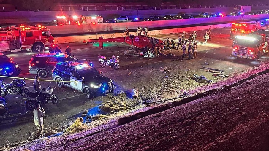 Helicóptero médico cai na Highway 50 em Sacramento, bloqueando o tráfego e deixando três feridos graves