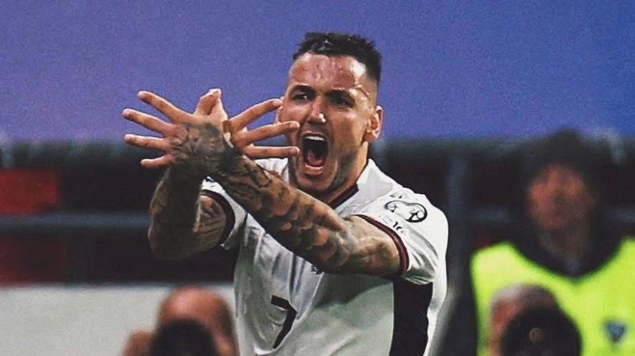 Istvan Kovacs faz comemoração proibida na vitória da Albânia sobre a Sérvia
