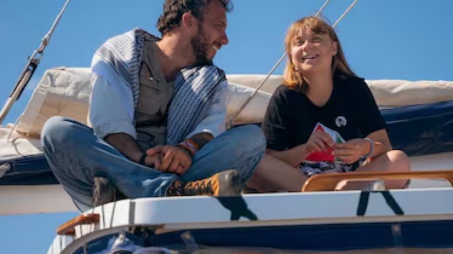 Thiago Ávila e Greta sobre o iate Madleen