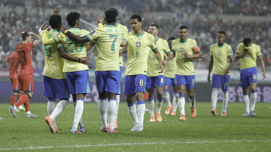 Trio de ataque brilhou em Seul