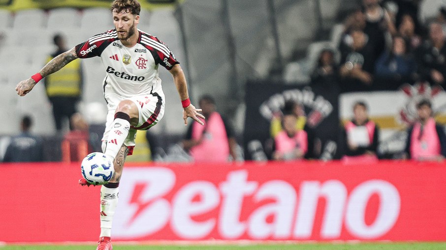 Léo Pereira domina a bola em vitória sobre o Corinthians, em São Paulo