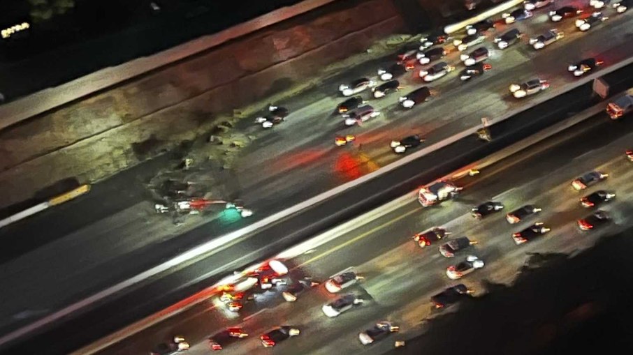 Engarrafamentos na Highway 50 após queda de helicóptero em Sacramento, na Califórnia (Estados Unidos)