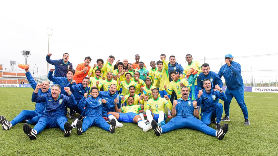 Jogadores do Brasil celebram o título da Liga Evolução