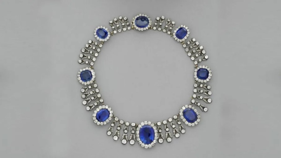 Colar do conjunto de joias da rainha Maria Amélia da França e da rainha Hortense está entre as peças roubadas Colar do conjunto de joias da rainha Maria Amélia da França e da rainha Hortense está entre as peças roubadas