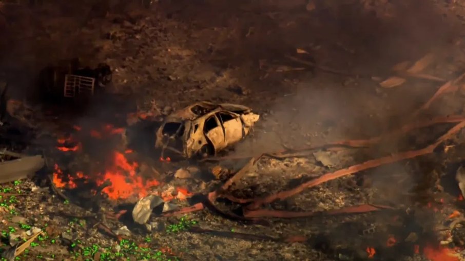 Imagens divulgadas nas redes mostram carros carbonizados, estruturas destruídas e outros veículos ainda em chamas