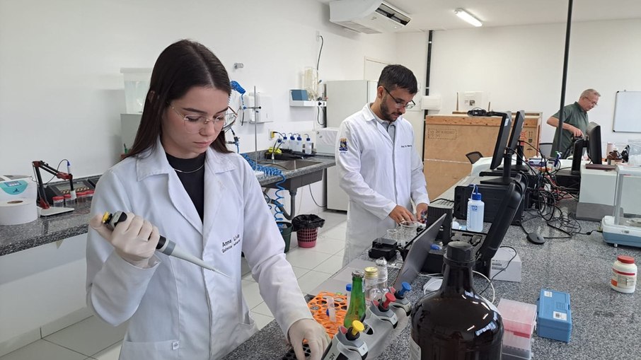 Pesquisadores trabalhando em soluções portáteis de baixo custo para identificar metanol em bebidas