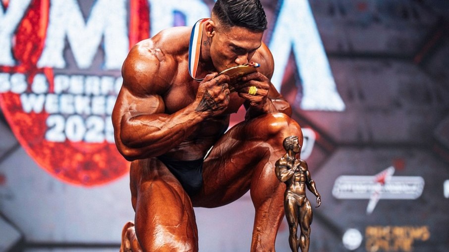 Ramon Dino celebrando a conquista do Mr. Olympia na categoria Classic Physique no palco mais famoso do fisiculturismo mundial