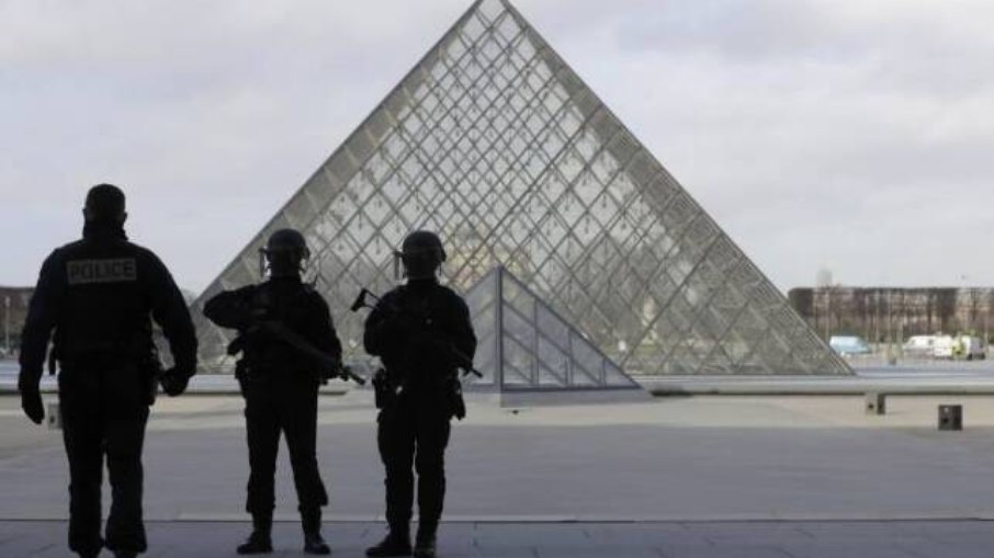 Museu do Louvre é fechado após roubo de joias
