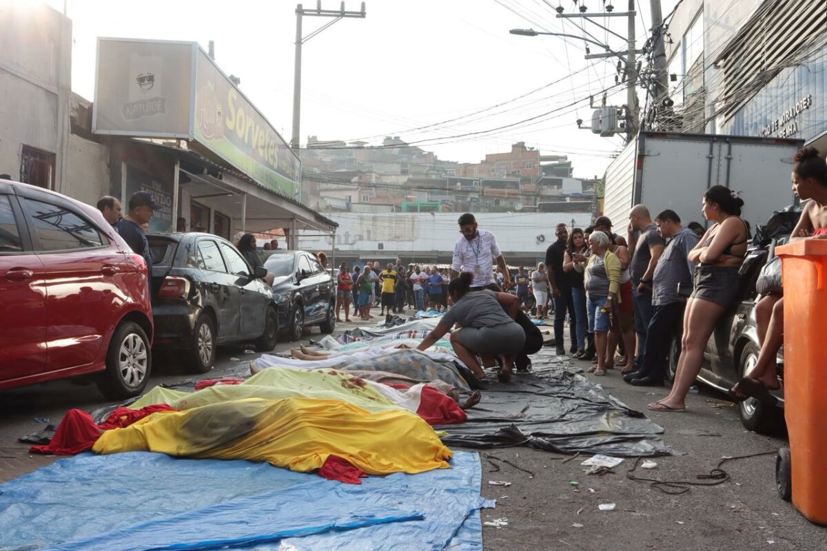 Reprodução X/ @RenatoSilva15_ RJ: moradores levam dezenas de corpos para praça da Penha Reprodução X/ @RenatoSilva15_