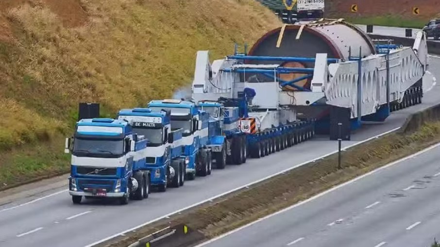 O veículo transporta um sistema industrial de moagem