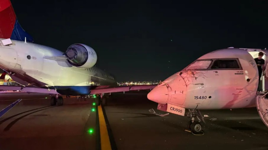 Aviões colidem em pista de rolamento nos EUA
