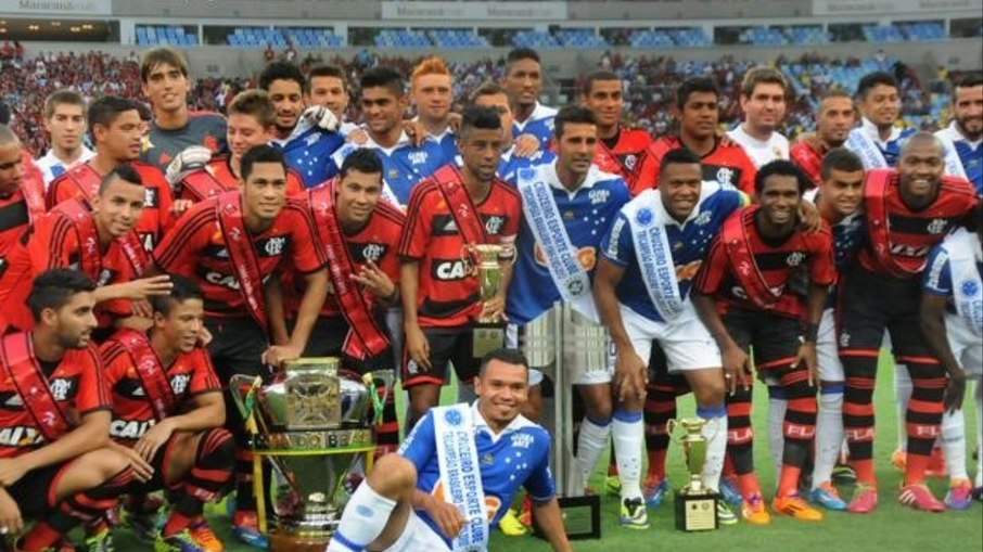 Equipes trocaram faixas antes da partida no Maracanã