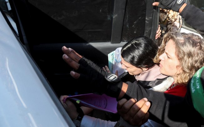 Momento da libertação do refém Arbel Yehoud, solto como parte de uma troca de reféns por prisioneiros entre Israel e o Hamas em janeiro de 2025