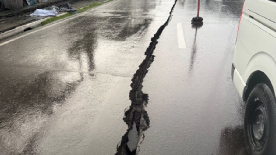 Rua danificada em Bogo City, nas Filipinas, após um terremoto de magnitude 6,9 