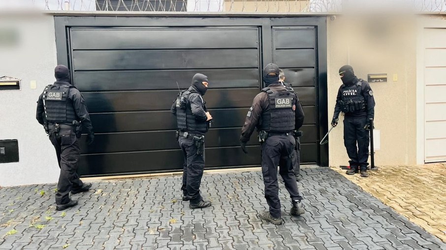 Agentes da polícia civil em um dos alvos da operação