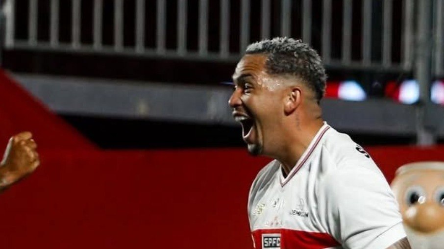 Luciano comemora o 100º gol com a camisa do São Paulo  Luciano comemora o 100º gol com a camisa do São Paulo