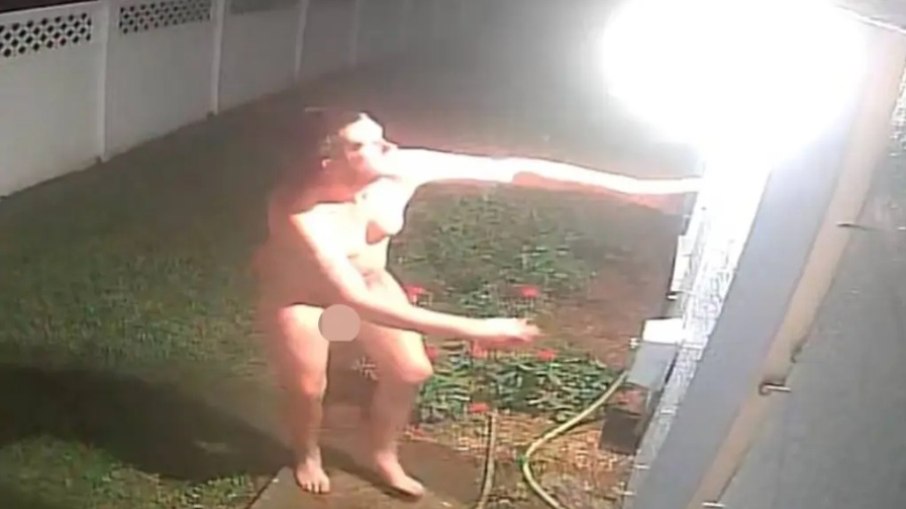 Homem nu invade casas e apavora bairro na Flórida