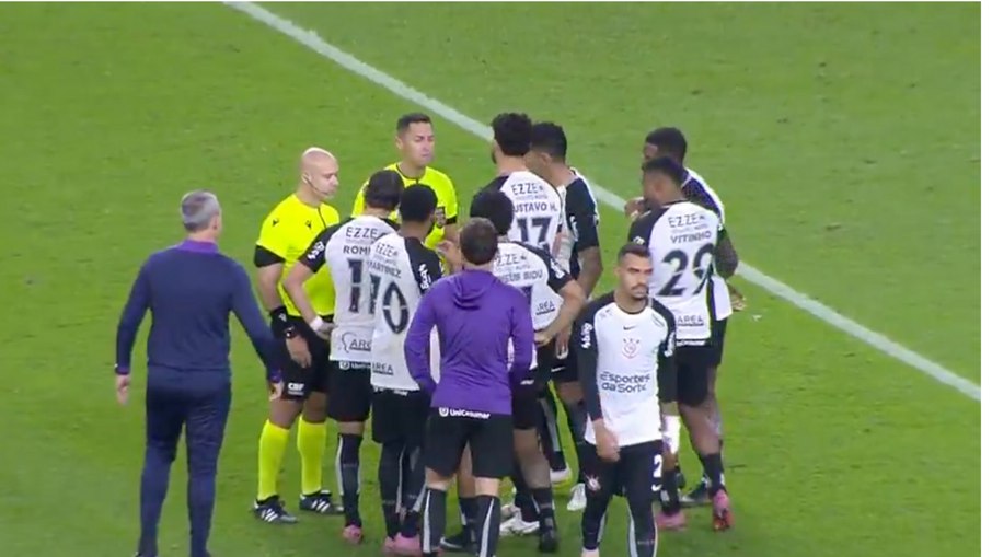 Jogadores do Corinthians reclamam da arbitragem no empate com o Inter