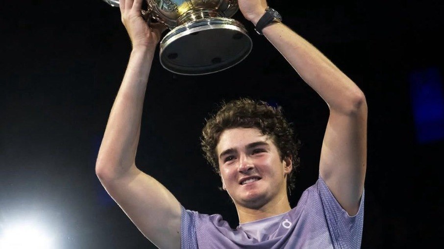 João Fonseca com troféu do ATP 500 da Basileia