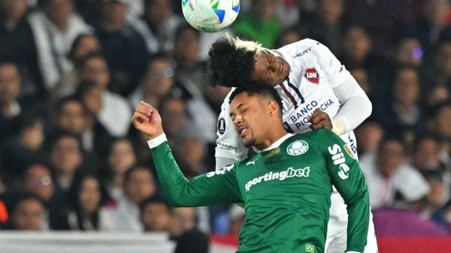 Vitor Roque disputa bola na derrota do Palmeiras Vitor Roque disputa bola na derrota do Palmeiras