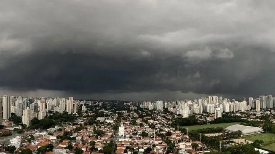 Nuvens carregadas serão vistas sobre o Sudeste, Nordeste e Norte do Brasil