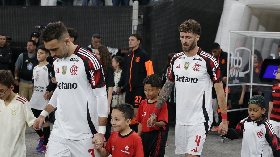Léo Ortiz e Léo Pereira são os jogadores de linha que mais atuaram no Fla em 2025