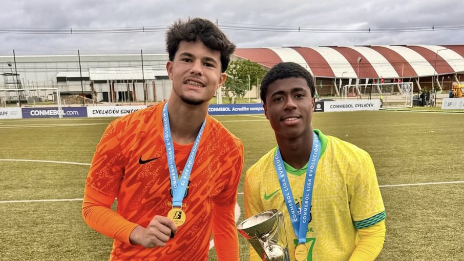 Bruninho e Cauã Machado comemoram o título com a seleção