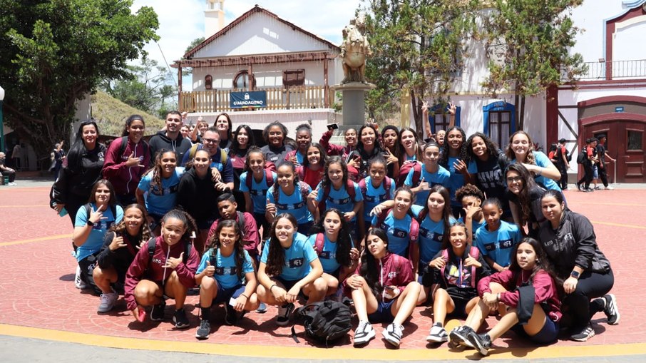 Atletas sub-13 e sub-15 do futebol feminino da Ferroviária durante visita no Hopi Hari