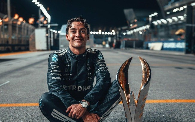 George Russell recriou a icônica foto de Lewis Hamilton