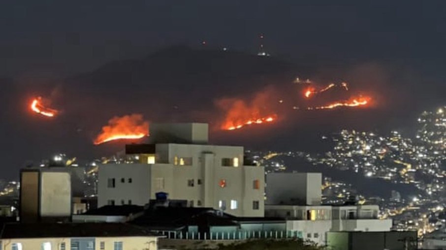 Serra do Curral com diversos focos de incêndio, em Belo Horizonte (MG)