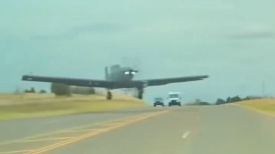 Momento em que aeronave cruza rodovia na frente dos carros