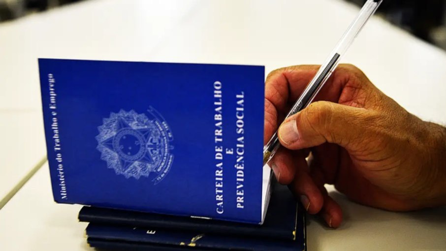 Carteira de trabalho: vagas incluem ainda estágios e jovem aprendiz