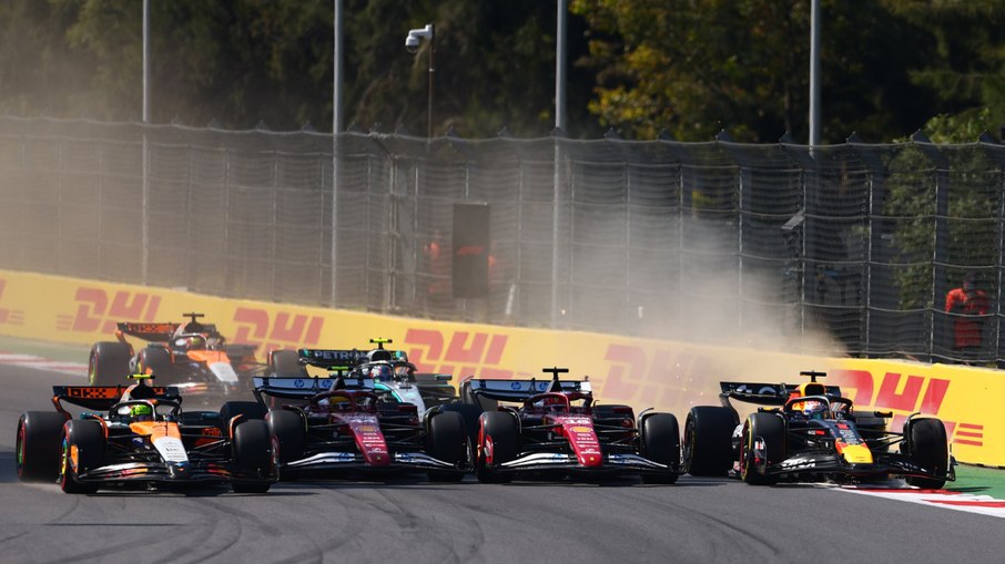 Carros emparelhados na primeira curva do GP do México Carros emparelhados na primeira curva do GP do México
