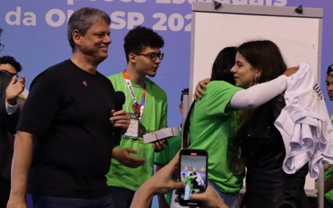 Governador entrega camisa do Santos autografada a medalhistas 