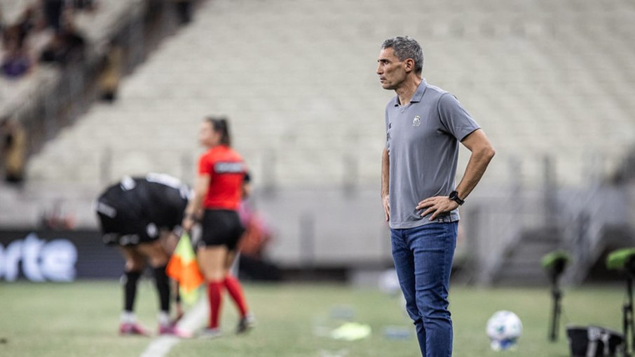 Juan Pablo Vojvoda durante a derrota do Santos para o Ceará, neste domingo Juan Pablo Vojvoda durante a derrota do Santos para o Ceará, neste domingo