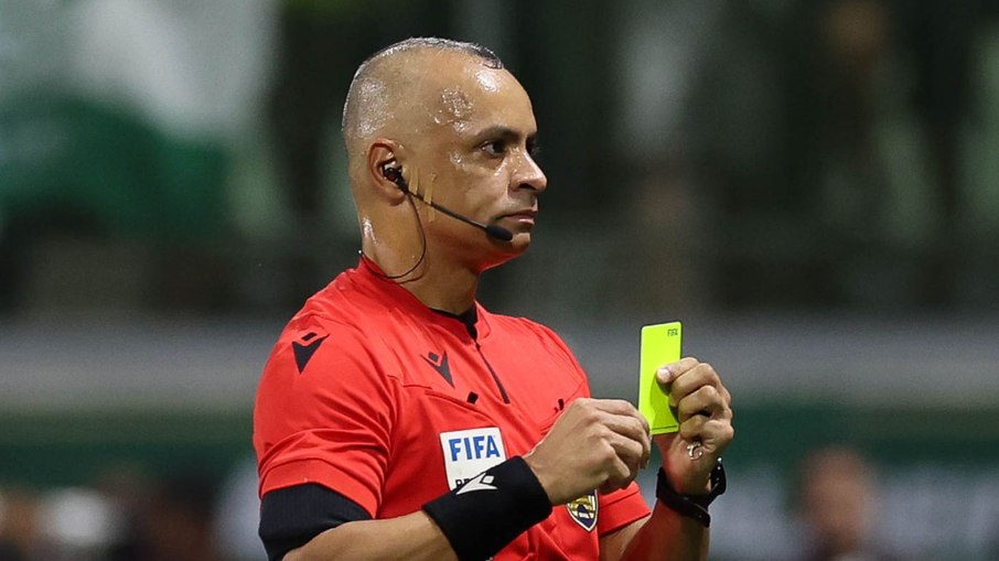 Árbitro que gerou polêmica é indicado a prêmio de melhor do mundo Árbitro que gerou polêmica é indicado a prêmio de melhor do mundo