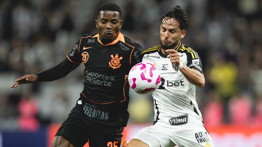 Cacá disputa bola com Biel na vitória do Corinthians Cacá disputa bola com Biel na vitória do Corinthians