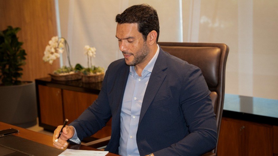 Samir Xaud assina documento para criação do Grupo de Trabalho para arbitragem Samir Xaud assina documento para criação do Grupo de Trabalho para arbitragem