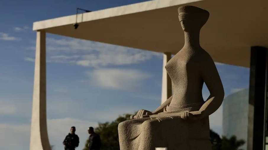 Estátua da Justiça em frente ao STF Estátua da Justiça em frente ao STF
