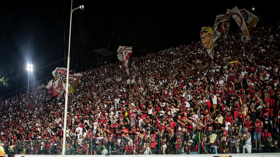 Torcida promove pancadaria na arquibancada durante Ba-Vi Torcida promove pancadaria na arquibancada durante Ba-Vi