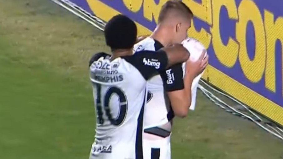 Charles decide e Corinthians vence o Vitória Charles decide e Corinthians vence o Vitória