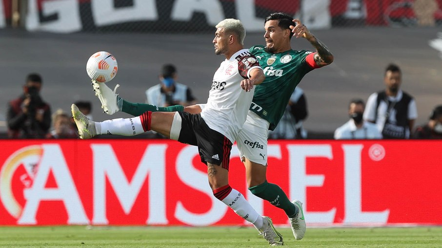 Arrascaeta e Gómez disputam bola na final da Libertadores de 2021 Arrascaeta e Gómez disputam bola na final da Libertadores de 2021