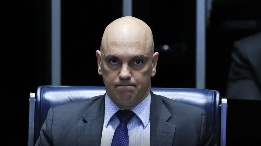 Alexandre de Moraes quer dar andamento ao processo que investiga o deputado Eduardo Bolsonaro por atrapalhar o julgamento do seu pai, Jair Bolsonaro, condenado a 27 anos e três meses de prisão