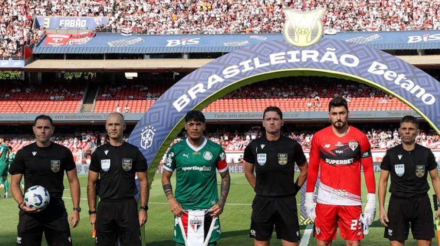 Capitães das equipes perfilados com a arbitragem do clássico