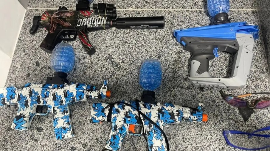 As chamadas gel blasters são réplicas de armas com projéteis de bolas de gel