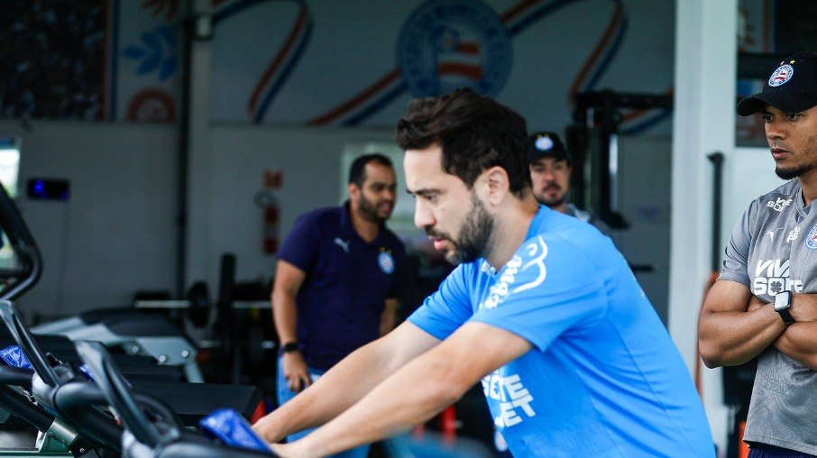 Everton Ribeiro retornou aos treinos após recuperação do cancêr Everton Ribeiro retornou aos treinos após recuperação do cancêr